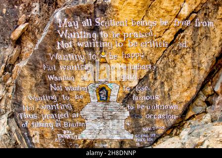 Grotta dipinta sulla strada per Bumthang, distretto di Bumthang, Bhutan Foto Stock