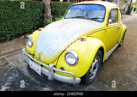 Abbandonato Volkswagen Beetle, Bangkok, Thailandia Foto Stock