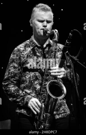 Ian Ballamy suona la sax tenore, Scarborough Jazz Festival 2021, Regno Unito Foto Stock