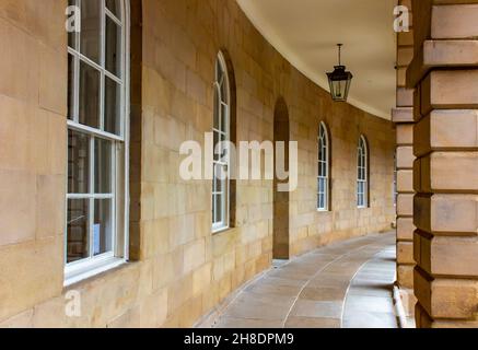 Dettaglio del recentemente restaurato Buxton Crescent High Peak Derbyshire Peak District Inghilterra UK costruito nel 1780-89 progettato dall'architetto John Carr. Foto Stock