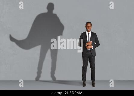 Bell'uomo d'affari afro-americano che sogna di superpotere Foto Stock