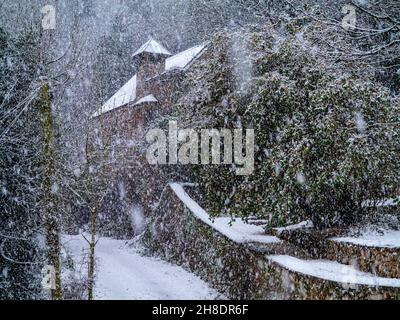 Paesaggio innevato a St John's Chapel a Matlock Bath nel Derbyshire Peak District Inghilterra UK Foto Stock