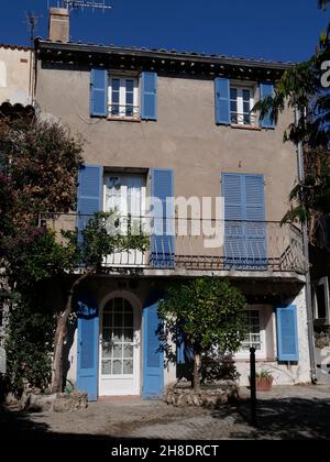 Una casa tipica con persiane di legno blu nel villaggio di montagna di le Plan-de-la-Tour, Provenza-Alpi-Côte Azzurra, Francia Foto Stock