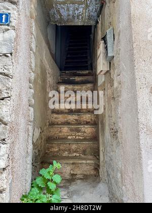 Vista di ripida scalinata stretta in casa vecchia città, Bonifacio, Corsica. Foto Stock