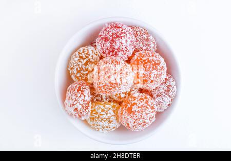 Vista dall'alto un sacco di marmellata colorata, dal sapore di frutta, in un piatto bianco, su sfondo bianco. Cibo per il diabete. Caramelle senza zucchero. Banner. Copia s. Foto Stock