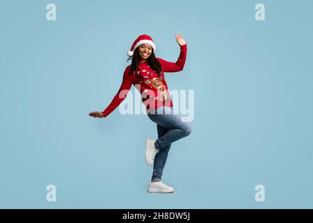 Giovane donna afro-americana fredda in Santa Hat imbrogliando Foto Stock