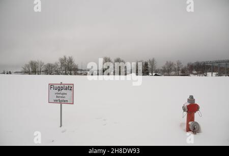 Idrante rosso con neve vicino alla città tedesca chiamata Winterberg Foto Stock