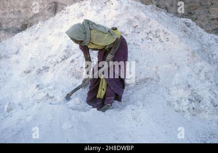 CALCAREO LAVORATORE IN PILA DI CALCE Foto Stock