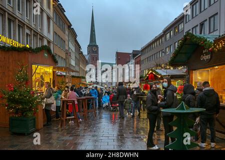 Lubeck, Germania, 27 novembre 2021: Molte persone e coronamento nella zona pedonale con bancarelle di Natale, nonostante la pandemia del coronavirus. Focu selezionato Foto Stock