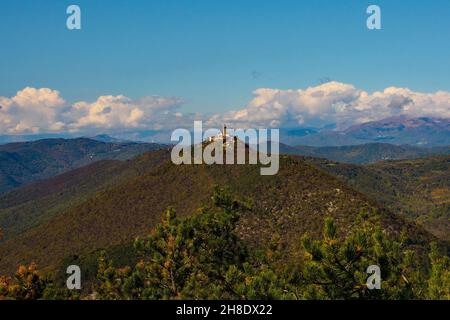 Il monastero di Sveta Gora vicino a Nova Gorica, nella Slovenia occidentale, visto dalla cima del monte Skabrije Foto Stock