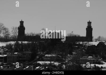 Scala di grigi splendida scena del Navesink Twin Lights Highlands USA contro un cielo chiaro Foto Stock