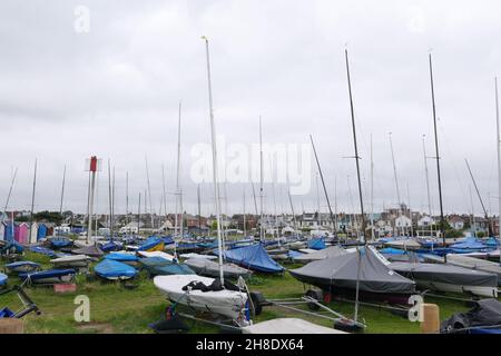 30 agosto 2021 - Essex, UK: Immagine di barche a vela coperte con alberi sull'erba Foto Stock