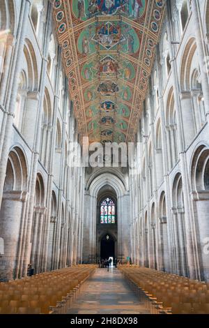 Inghilterra, Cambridgeshire, Ely Cathedral, interno che mostra la navata e alto soffitto dipinto Foto Stock