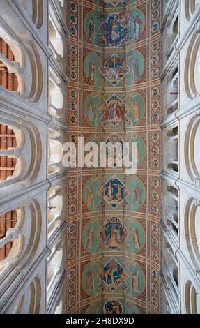 Inghilterra, Cambridgeshire, Ely Cathedral, interno che mostra il suggestivo soffitto dipinto sopra la nave Foto Stock