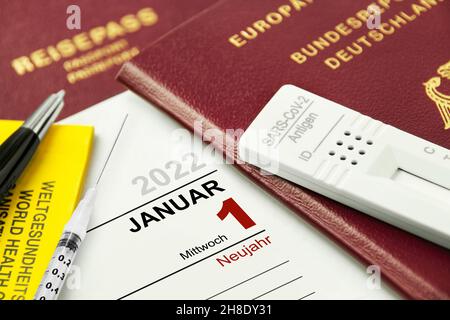 Calendario tedesco 2022 gennaio 1 Mercoledì Capodanno e passaporto, vaccinazione e Corona Rapid Antigen Test Foto Stock