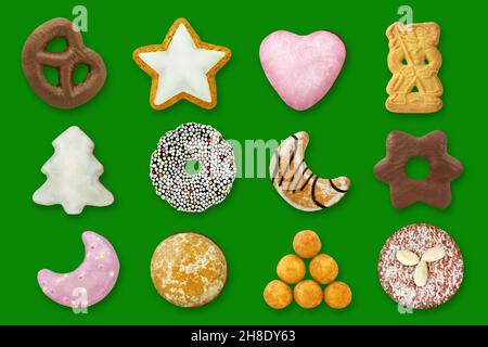 Vari dolci e dolci di Natale su sfondo verde Foto Stock