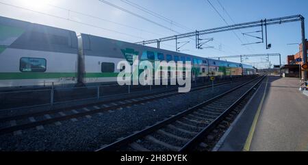 Treno passeggeri a due piani a lunga percorrenza alla stazione ferroviaria di Pieksämäki, in Finlandia Foto Stock