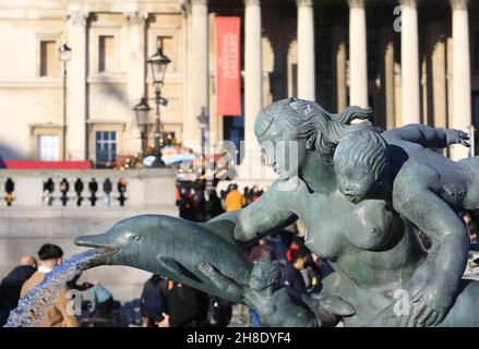 Le fontane su Trafalgar Square con il mercato di Natale fuori dalla National Gallery nel centro di Londra, 2021, Regno Unito Foto Stock