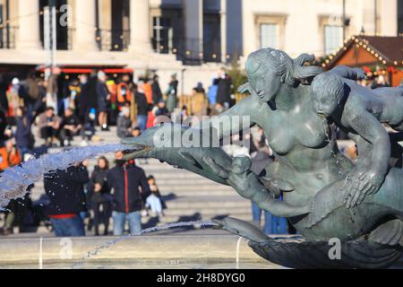 Le fontane su Trafalgar Square con il mercato di Natale fuori dalla National Gallery nel centro di Londra, 2021, Regno Unito Foto Stock