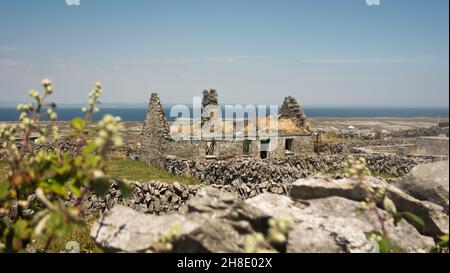 Un cottage abbandonato e rovinato su Inishmaan (Inis Meain), una delle isole Aran al largo della costa di Galway, nella parte occidentale dell'Irlanda. Foto Stock