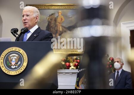 Il presidente degli Stati Uniti Joe Biden, a sinistra, Unito dal Dott. Anthony Fauci, consigliere medico capo al presidente, destra, parla sulla variante di omicron nella stanza di Roosevelt della Casa Bianca a Washington, D.C., Stati Uniti, il lunedì, novembre 29, 2021. I mercati azionari si sono ripresi mentre il quadro emergente suggerisce che il ceppo omicron Covid-19 è probabilmente più trasmissibile, ma causa solo malattie lievi e vaccini possono essere riformulati per affrontare il problema. Foto di Oliver Contreras/Pool/ABACAPRESS.COM Foto Stock