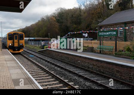 Okehampton, Devon, Inghilterra, Regno Unito. 2021. Treno della linea Dartmoor alla stazione di Okehampton, fine della linea, recentemente riaperto per visitare Dartmoor, Regno Unito. Foto Stock