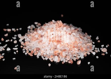 Sale himalayano , primo piano, isolato su nero. Foto Stock