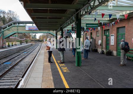 Okehampton, Devon, Inghilterra, Regno Unito. 2021. Stazione di Okehampton, con i passeggeri in attesa del treno della linea Dartmoor sulla stazione recentemente riaperta di D. Foto Stock