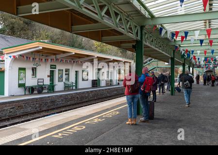 Okehampton, Devon, Inghilterra, Regno Unito. 2021. Stazione di Okehampton, con i passeggeri in attesa del treno della linea Dartmoor sulla stazione recentemente riaperta di D. Foto Stock