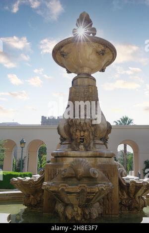 La fontana si trova nel cortile del municipio di Pasadena. Foto Stock