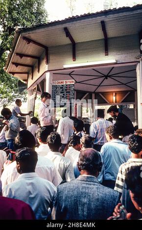 Giornata di corse a Port Louis: Spingere e correre in un negozio di scommesse dietro la tribuna del Maurizian Turf Club MTC Foto Stock