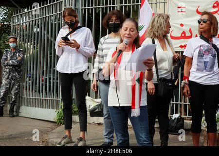 L'associazione Nun insieme alle famiglie delle vittime di Port Blast rende omaggio ai 'giudici onorari' vicino al Palazzo di Giustizia di Beirut, 29 novembre 2021. Un breve concerto e un minuto di silenzio sono stati eseguiti in memoria delle vittime. I dimostranti hanno offerto una rosa bianca a ciascuno dei 21 giudici libanesi che sostengono Tarek Bitar, il giudice responsabile dell'indagine sul porto di Beirut Blast.Tarek Bitar è stato ostacolato molte volte nella sua ricerca della verità sull'incidente, e alcuni giudici lo hanno sostenuto e lo hanno difeso contro minacce e taunts. La bandiera recita: "Una nuova giustizia pulita è Foto Stock