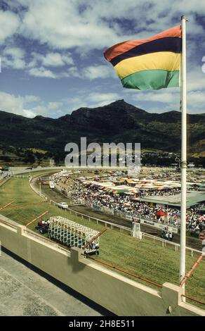 Giornata di corse a Port Louis: Una vista dalla tribuna del Maurizian Turf Club MTC sul corso e la folla nella sezione interna Foto Stock