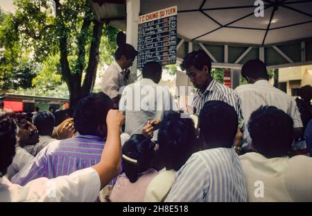 Giornata di corse a Port Louis: Spingere e correre in un negozio di scommesse dietro la tribuna del Maurizian Turf Club MTC Foto Stock