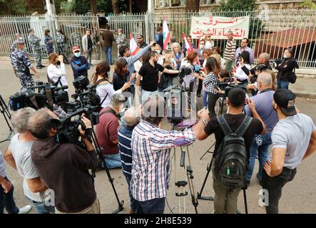 L'associazione Nun insieme alle famiglie delle vittime di Port Blast rende omaggio ai 'giudici onorari' vicino al Palazzo di Giustizia di Beirut, 29 novembre 2021. Un breve concerto e un minuto di silenzio sono stati eseguiti in memoria delle vittime. I dimostranti hanno offerto una rosa bianca a ciascuno dei 21 giudici libanesi che sostengono Tarek Bitar, il giudice responsabile dell'indagine sul porto di Beirut Blast.Tarek Bitar è stato ostacolato molte volte nella sua ricerca della verità sull'incidente, e alcuni giudici lo hanno sostenuto e lo hanno difeso contro minacce e taunts. La bandiera recita: "Una nuova giustizia pulita è Foto Stock