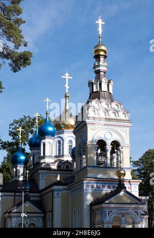 Suppedaneum attraversa la chiesa ortodossa di Dzintari, città di Jūrmala, Lettonia Foto Stock