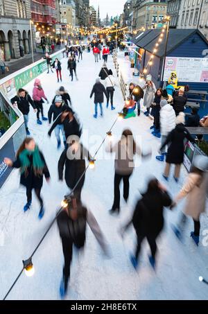 Edimburgo, Scozia, Regno Unito. 29 novembre 2021. Pattinatori di ghiaccio di Natale sulla pista di pattinaggio Lidl-on-Ice costruita su George Street a Edimburgo. Questa attrazione fa parte dei famosi festeggiamenti natalizi di Edimburgo . Iain Masterton/Alamy Live News. Foto Stock