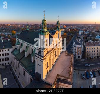 Una foto della Cattedrale di San Giovanni Battista al tramonto vista da un punto panoramico. Foto Stock