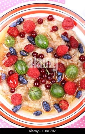 colazione con farinata d'avena con frutti di bosco e miele su sfondo bianco di legno piatto vista dall'alto menu estivo Foto Stock