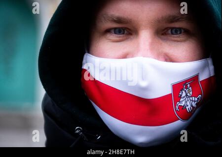 Danzica, Polonia. 28 novembre 2021. Un uomo che indossava una maschera protettiva con bandiera bielorussa (non accettabile dal regime) durante la manifestazione. I manifestanti si sono riuniti al mercato lungo di Danzica per esprimere la propria opposizione al regime di Alexander Lukashenko in Bielorussia, Esprimere solidarietà ai prigionieri politici ed esprimere insoddisfazione per la situazione migratoria al confine tra Polonia e Bielorussia. (Foto di Mateusz Slodkowski/SOPA Images/Sipa USA) Credit: Sipa USA/Alamy Live News Foto Stock