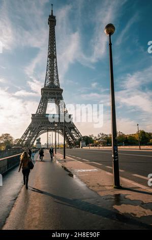 Passanti di fronte alla Torre Eiffel, Parigi, Francia Foto Stock