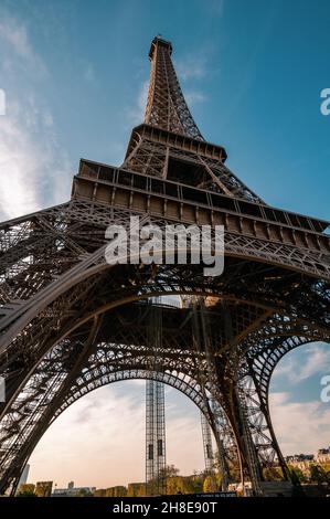 Sotto la grande Torre Eiffel di Parigi, Francia Foto Stock