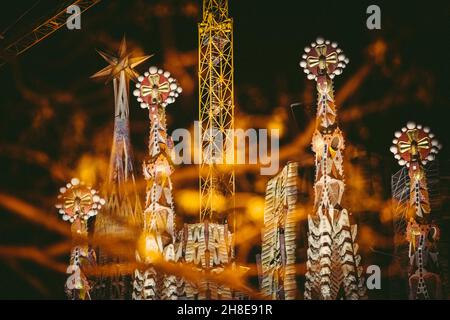 Barcellona, Spagna. 29 novembre 2021. La nuova stella gigante di cristallo in cima alla guglia della Basilica della Vergine Maria "la Sagrada Familia". A causa della crisi Corona-Virus la data di completamento è stata posticipata e non ci sarà una nuova data annunciata fino al 2024, quando si spera che i lavori di nuovo al ritmo del 2019. Credit: Matthias Oesterle/Alamy Live News Foto Stock