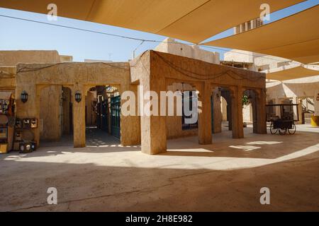 Dubai, Emirati Arabi Uniti 17 Febbraio 2020: Edifici antichi di Dubai e la strada Araba. Quartiere storico di al Fahidi, al Bastakiya. Distretto del Patrimonio negli Emirati Arabi Uniti. Fresco ombra sulle strade della città a mezzogiorno Foto Stock