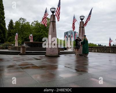 Bellevue, WA USA - circa Giugno 2021: Vista di due ragazze in berretto e abito, in procinto di laurearsi al liceo nel centro di Bellevue. Foto Stock