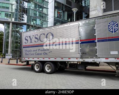 Bellevue, WA USA - circa Giugno 2021: Vista di un camion Sysco Foods all'esterno di un ristorante, facendo una consegna. Foto Stock