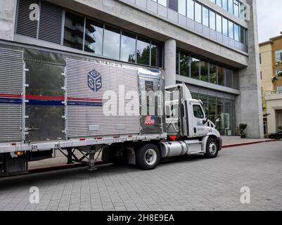 Bellevue, WA USA - circa Giugno 2021: Vista di un camion Sysco Foods all'esterno di un ristorante, facendo una consegna. Foto Stock