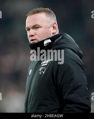 Il direttore della contea di Derby Wayne Rooney durante la partita del campionato Sky Bet al Pride Park Stadium di Derby. Data foto: Lunedì 29 novembre 2021. Foto Stock