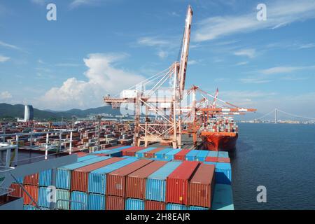 Vista sul secondo porto container più grande della Corea, il porto di Kwangyang a Yeosu, a sud di Busan City. Foto Stock