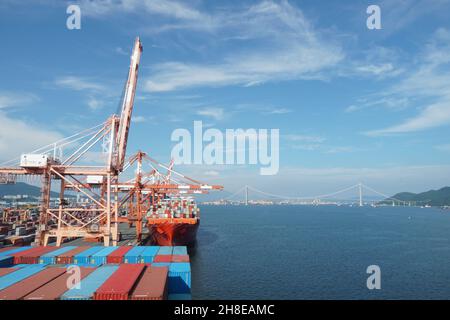 Vista sul secondo porto container più grande della Corea, il porto di Kwangyang a Yeosu, a sud di Busan City. Foto Stock